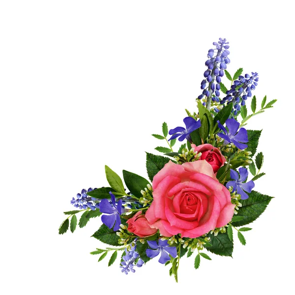 Bukiet róż i dzikie kwiaty — Zdjęcie stockowe